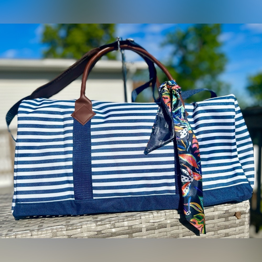 NEW Wells Fargo Large Capacity Striped Weekender Duffle Bag w/ Adj Strap​